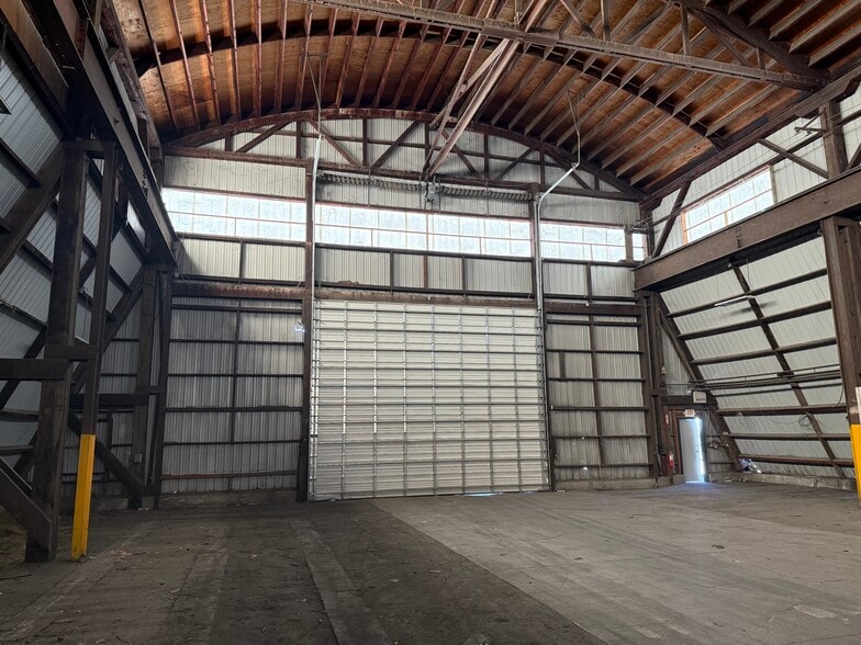 2050 Cross St, Eugene, OR for lease - Building Photo - Image 3 of 6