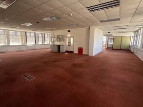 Silver Royd Hl, Leeds for lease Interior Photo- Image 1 of 2