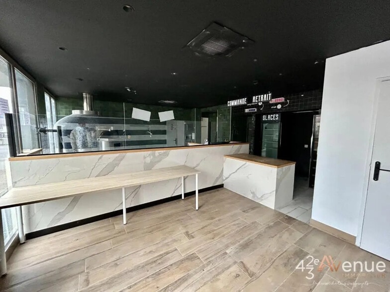 Retail in Roche-la-Molière for lease - Interior Photo - Image 2 of 4