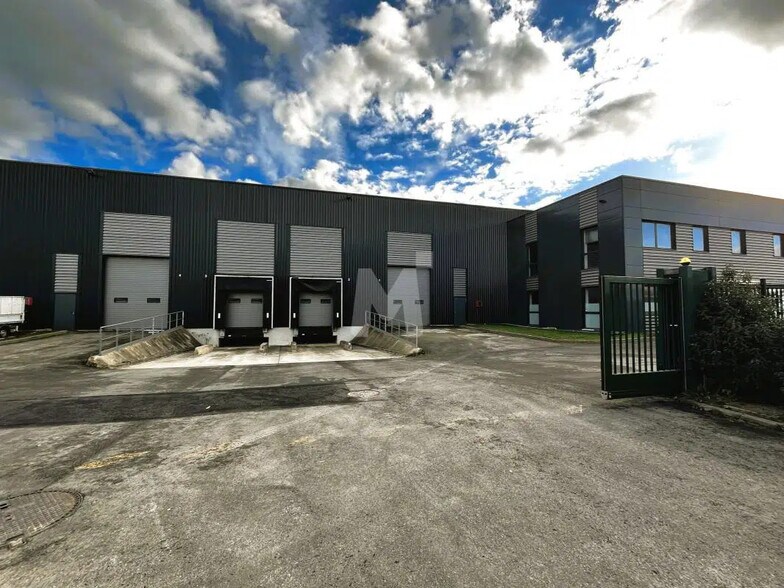 Office in Lieusaint for lease - Building Photo - Image 2 of 11