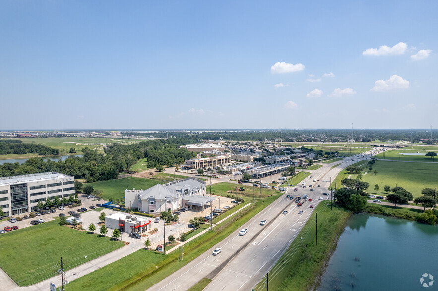 11161 Shadowcreek Pl, Pearland, TX for lease - Aerial - Image 2 of 13