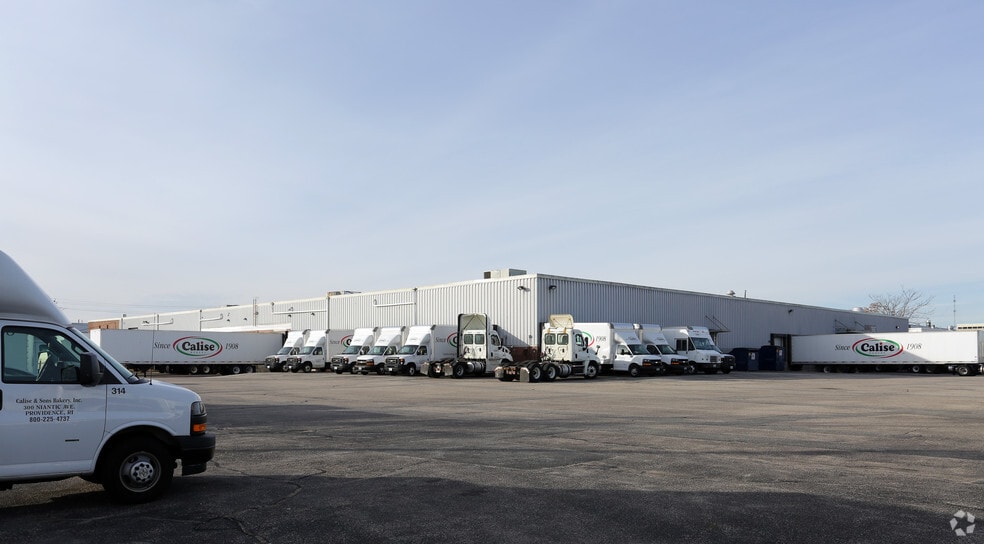 300 Niantic Ave, Providence, RI for lease - Building Photo - Image 3 of 8