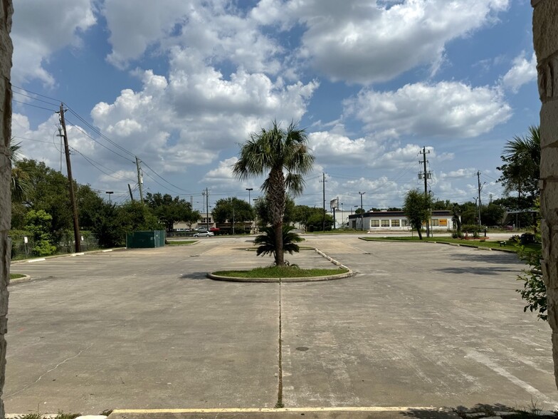 7995 Bellfort St, Houston, TX for lease - Building Photo - Image 2 of 7