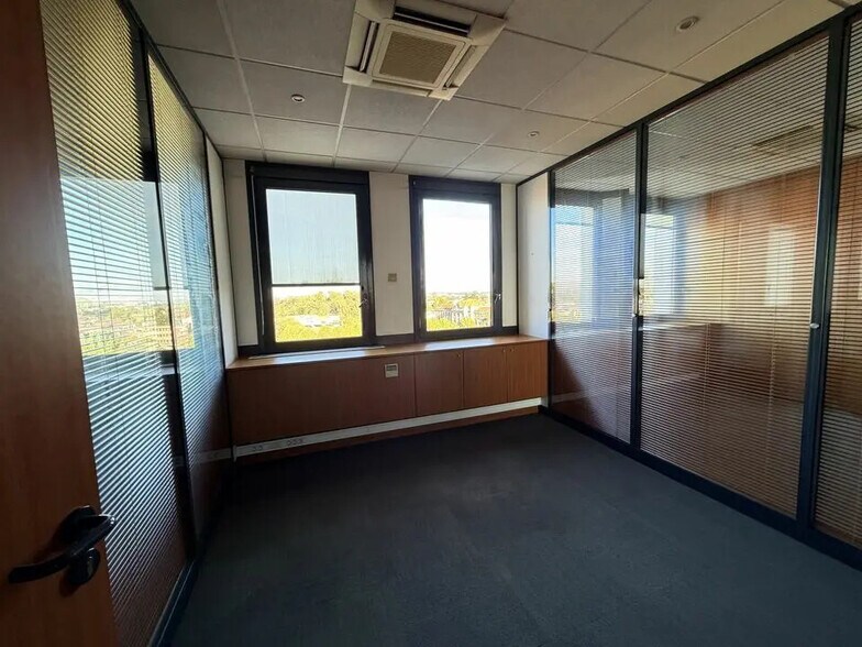 Office in Bordeaux for lease - Interior Photo - Image 3 of 7