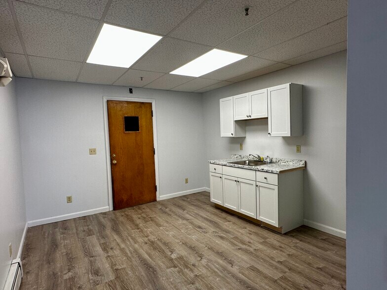 178 New Bridge St, West Springfield, MA for lease - Interior Photo - Image 3 of 9