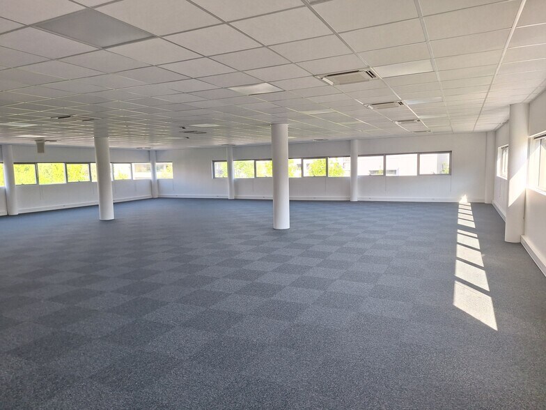 9 Avenue Raymond Manaud, Bruges for lease - Building Photo - Image 2 of 8