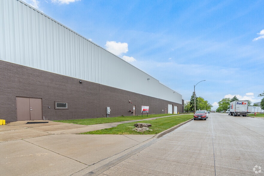 520 Thomas Dr, Bensenville, IL for lease - Building Photo - Image 3 of 5