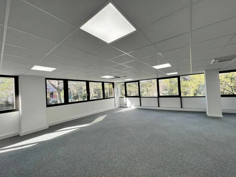 Office in Valbonne for lease - Building Photo - Image 2 of 6