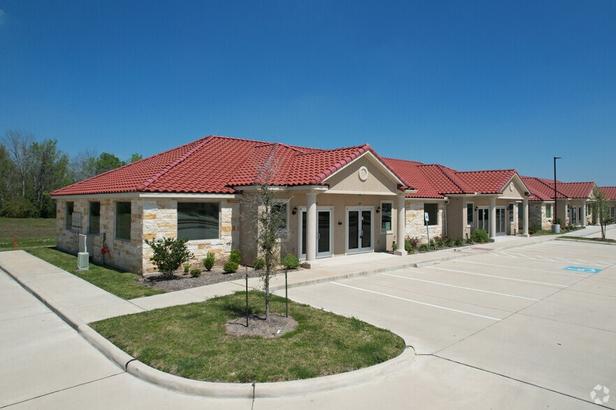2743 Smith Ranch Rd, Pearland, TX for lease - Primary Photo - Image 1 of 7
