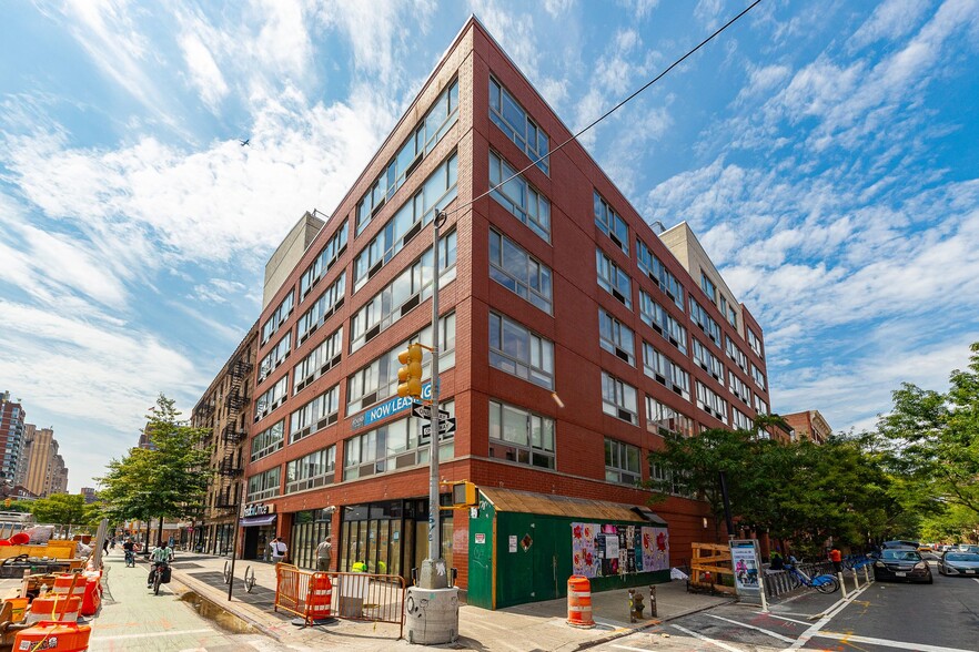 The Manhattan Retail Collection portfolio of 9 properties for sale on LoopNet.com - Building Photo - Image 3 of 14