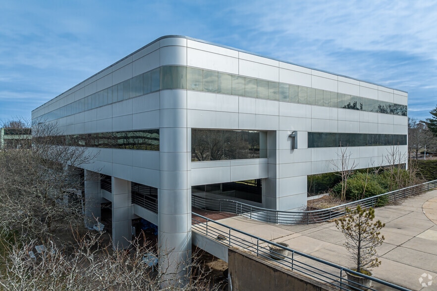 1 Waterside Crossing, Windsor, CT for sale - Primary Photo - Image 1 of 23