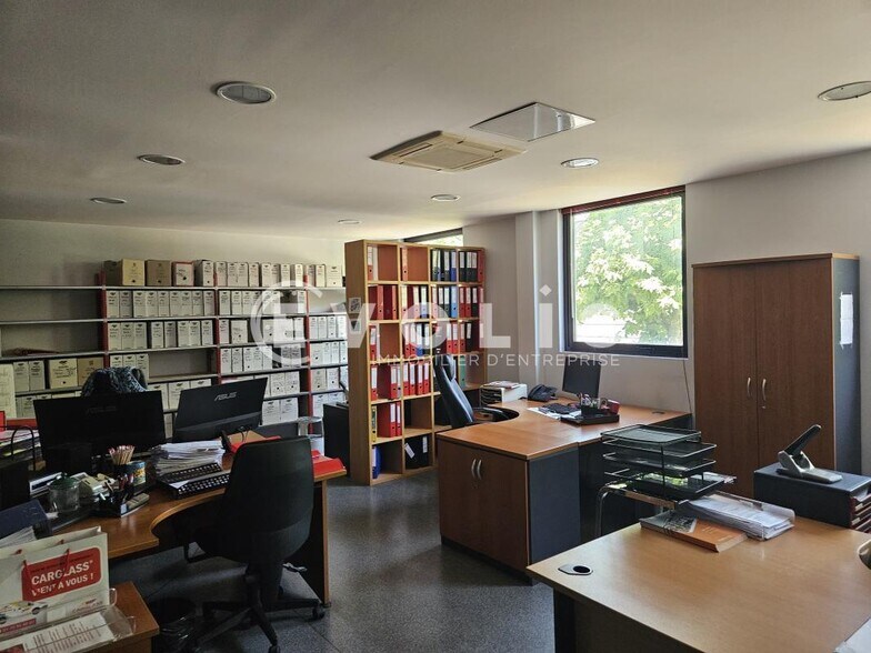 Office in Grigny for sale - Interior Photo - Image 2 of 11