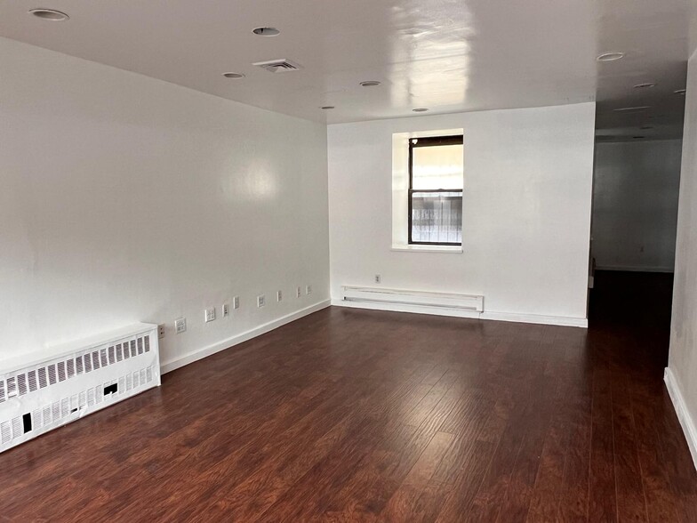 232 Metropolitan Ave, Brooklyn, NY for lease - Interior Photo - Image 2 of 8