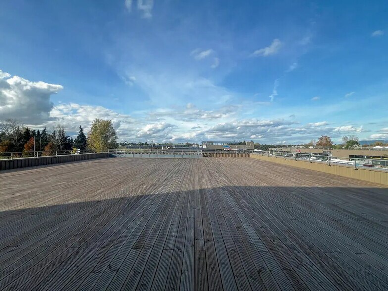 Retail in Monteux for lease - Building Photo - Image 3 of 6