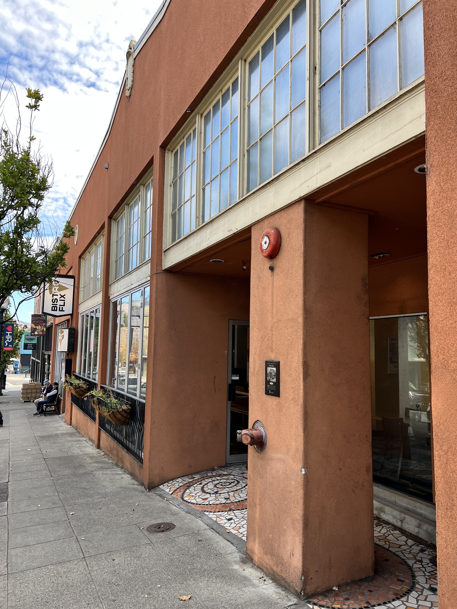 107 Oak St, Hood River, OR for lease Interior Photo- Image 1 of 8