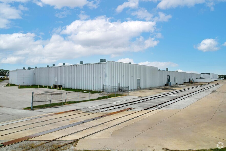 301-333 Rock Industrial Park Dr, Bridgeton, MO for lease - Primary Photo - Image 1 of 6