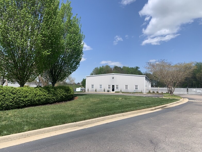 1820 Ruffin Mill Cir, South Chesterfield, VA for lease - Building Photo - Image 3 of 7