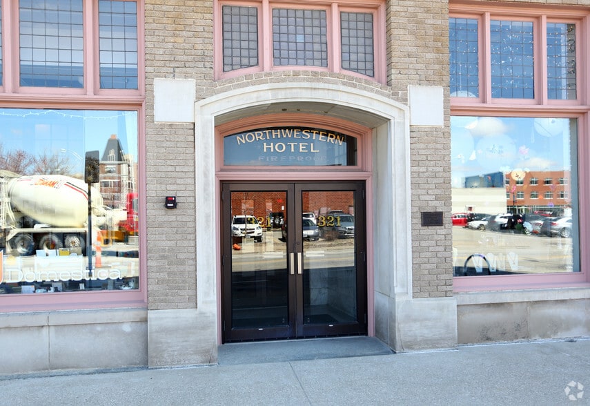 323 E Walnut St, Des Moines, IA for lease - Building Photo - Image 3 of 11