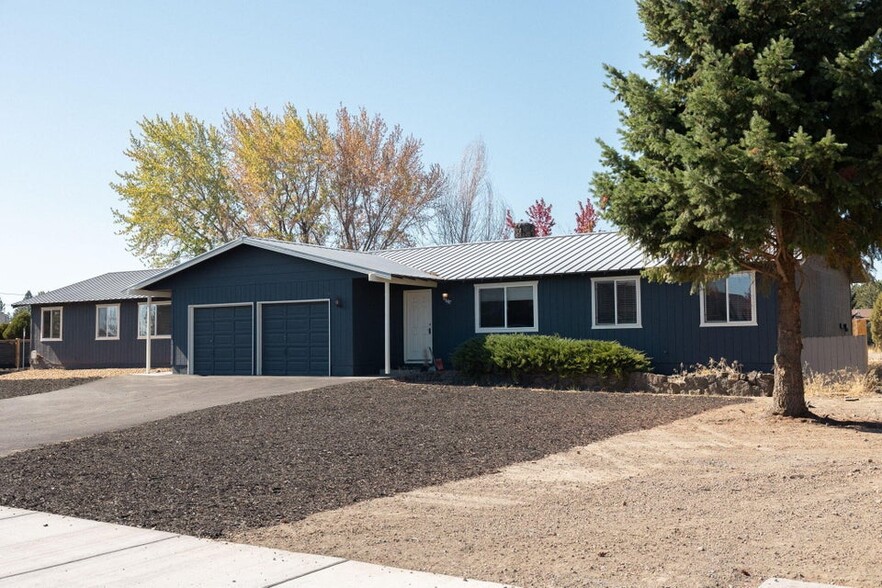 61683 Daly Estates Dr, Bend, OR for sale - Primary Photo - Image 1 of 35