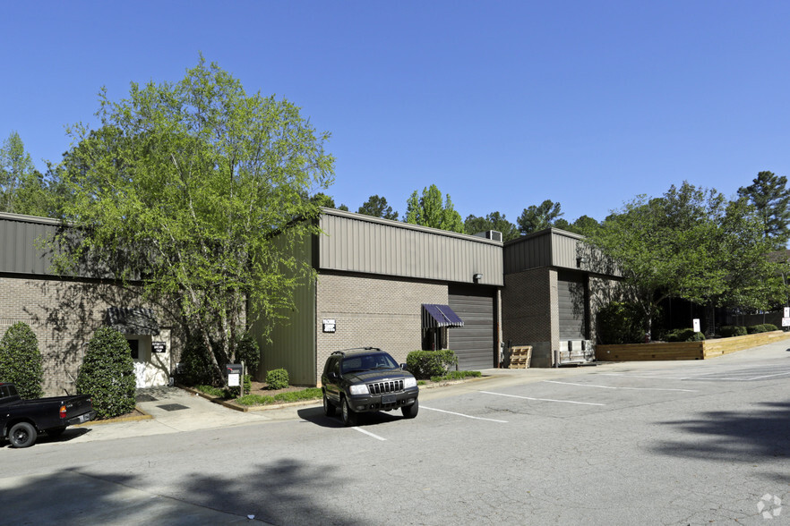 4500-4510 Preslyn Dr, Raleigh, NC for lease - Building Photo - Image 3 of 10