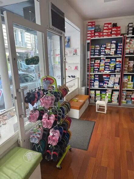 Retail in Paris for lease - Interior Photo - Image 1 of 4