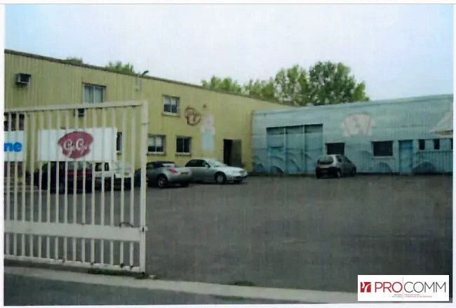Industrial in Les Mureaux for sale Building Photo- Image 1 of 6