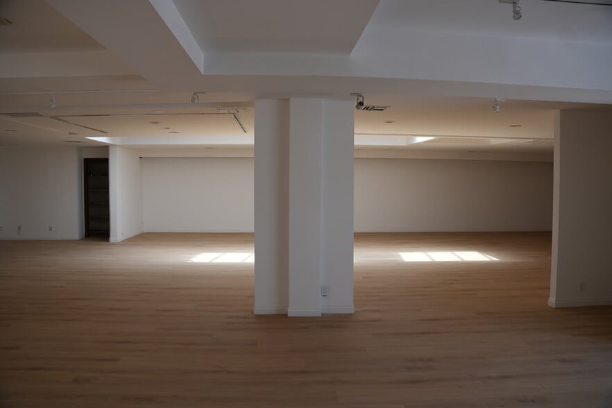 261 S Robertson Blvd, Beverly Hills, CA for sale - Interior Photo - Image 3 of 18