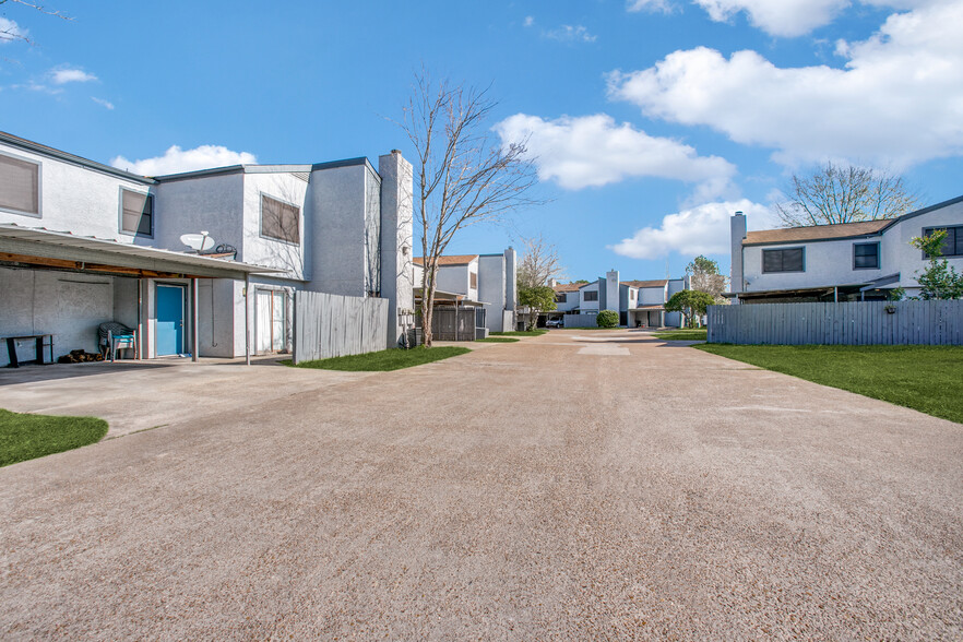 7830 Bayou Forest Dr, Houston, TX for sale - Building Photo - Image 3 of 23