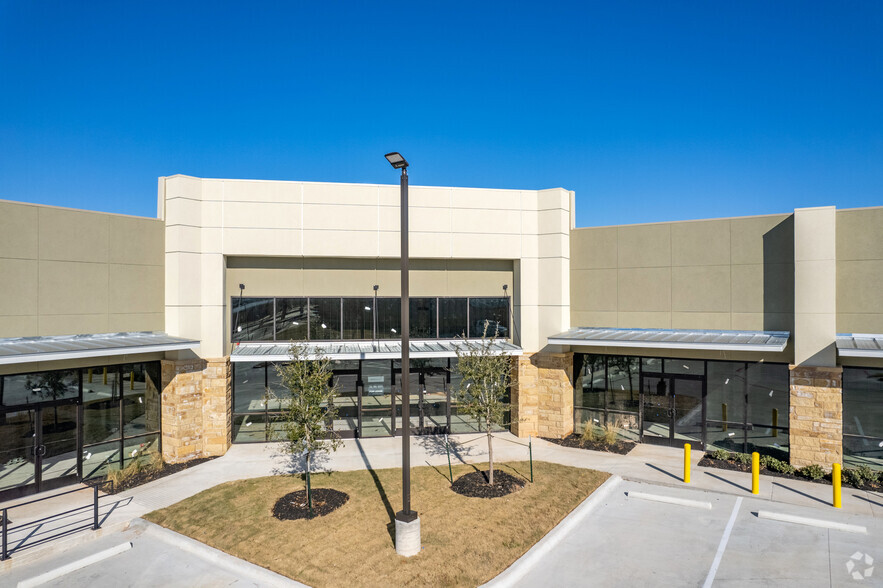 1300 W Pflugerville Pkwy, Round Rock, TX for lease - Building Photo - Image 2 of 8