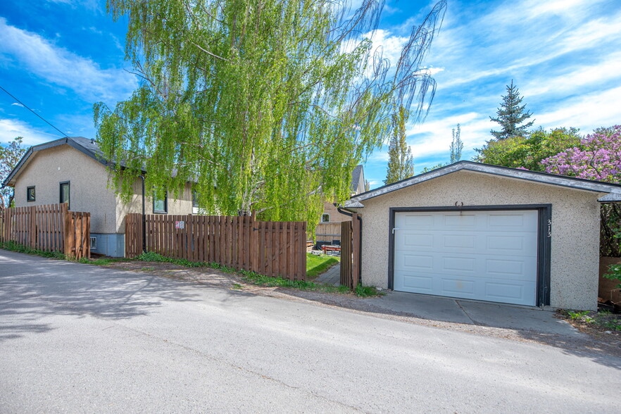 313 Ross Av, Cochrane, AB for sale - Building Photo - Image 3 of 48