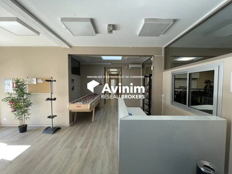 Office in Vitrolles for lease - Interior Photo - Image 2 of 3