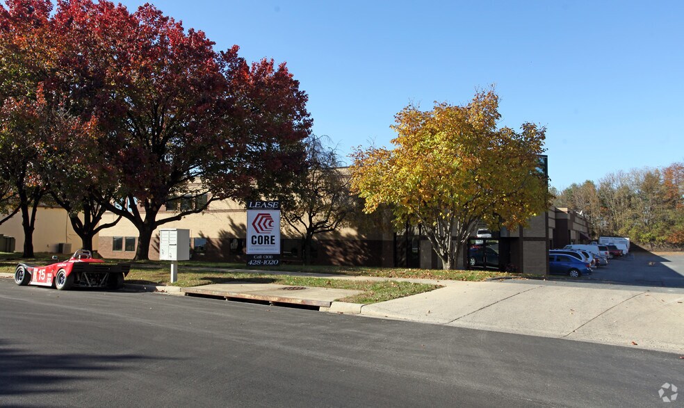 8001-8019 Cessna Ave, Gaithersburg, MD for lease - Building Photo - Image 3 of 5