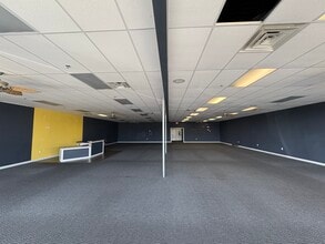130 W Tiverton Way, Lexington, KY for lease Interior Photo- Image 1 of 6