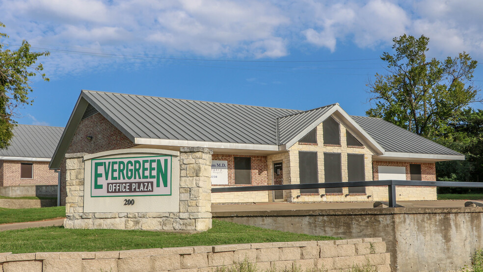 240 E Evergreen St, Sherman, TX for lease - Building Photo - Image 2 of 7