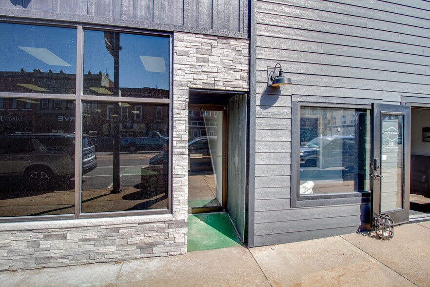 107 N State St, Jerseyville, IL for lease - Building Photo - Image 3 of 25