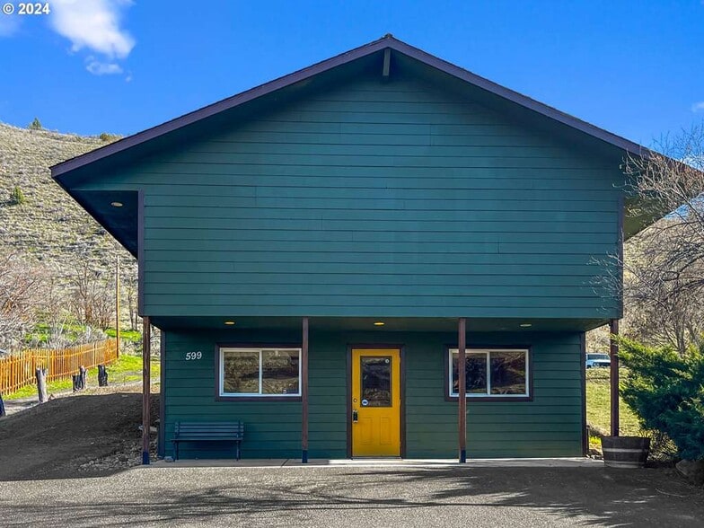 599 S Highway 197, Maupin, OR for lease - Building Photo - Image 2 of 17