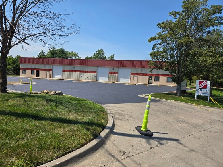 1300-1324 NW Main St, Lee's Summit, MO for lease - Building Photo - Image 1 of 2