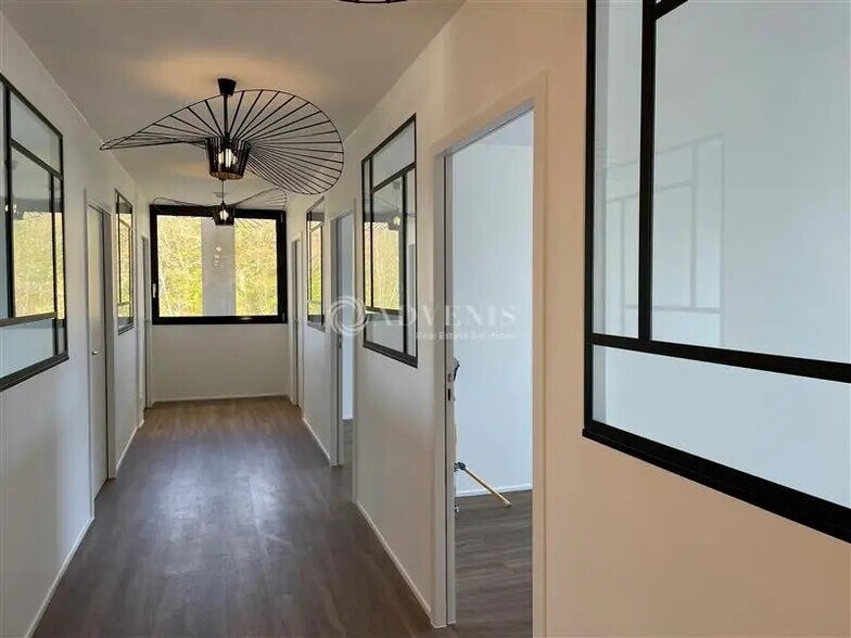 Office in Jouy-en-Josas for lease - Interior Photo - Image 1 of 5