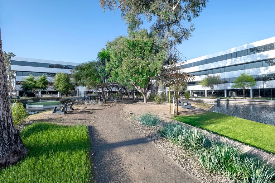 2111 E Highland Ave, Phoenix, AZ for lease - Building Photo - Image 1 of 11