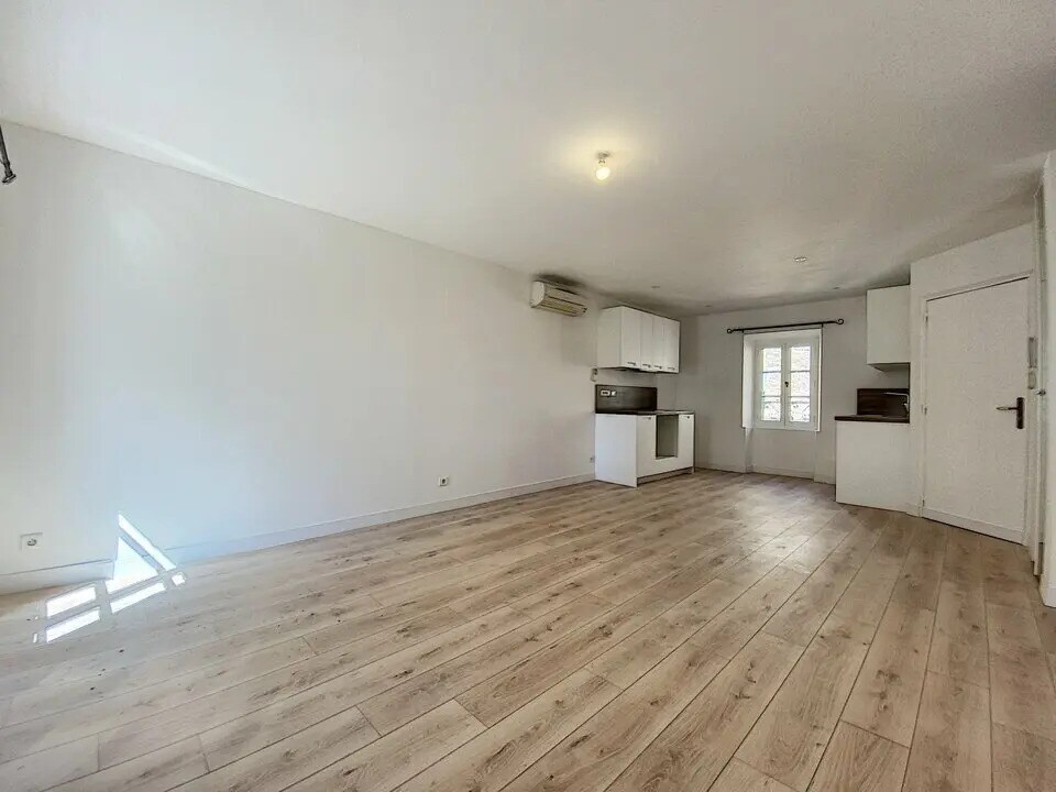 Flex in Valbonne for sale Interior Photo- Image 1 of 11