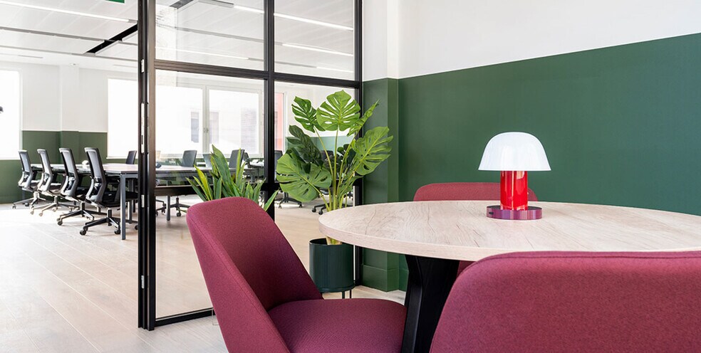 3-7 Herbal Hl, London for lease - Building Photo - Image 3 of 14