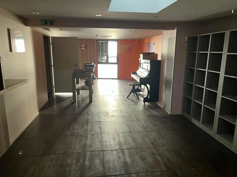 Retail in Aix-en-Provence for lease - Building Photo - Image 3 of 4