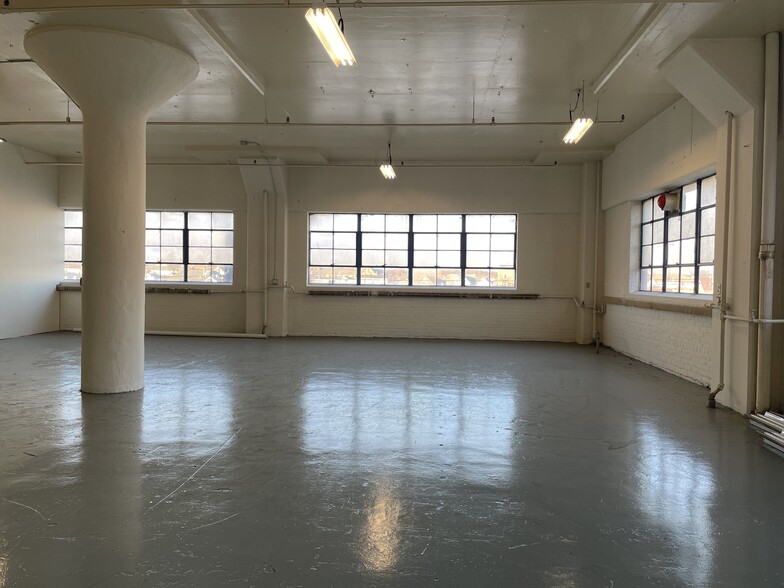 510 Barnum Ave, Bridgeport, CT for lease - Interior Photo - Image 1 of 2