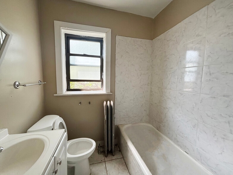 Ellis Avenue Portfolio portfolio of 2 properties for sale on LoopNet.com - Building Photo - Image 3 of 12