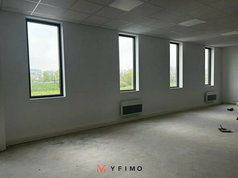 Office in Buchelay for lease - Interior Photo - Image 2 of 7