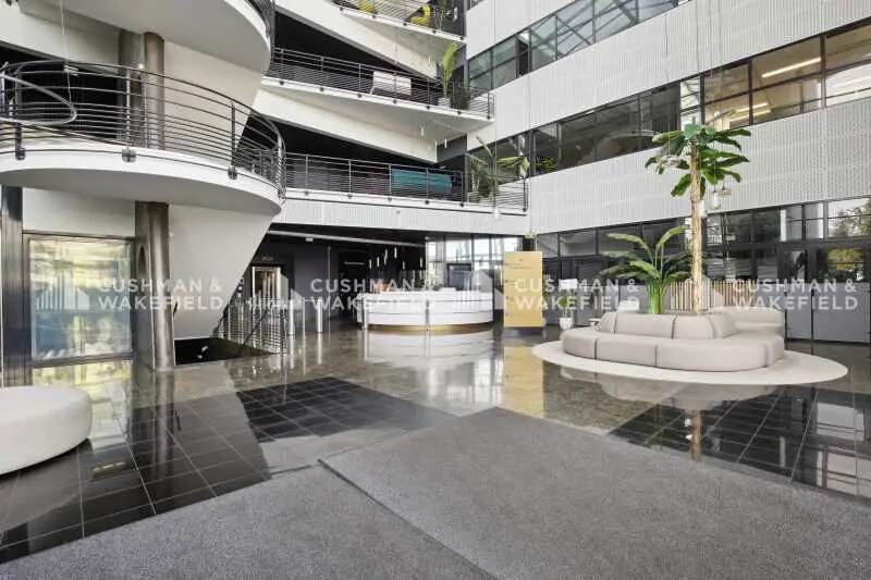 1 Rue Arnold Schoenberg, Guyancourt for lease - Building Photo - Image 3 of 11