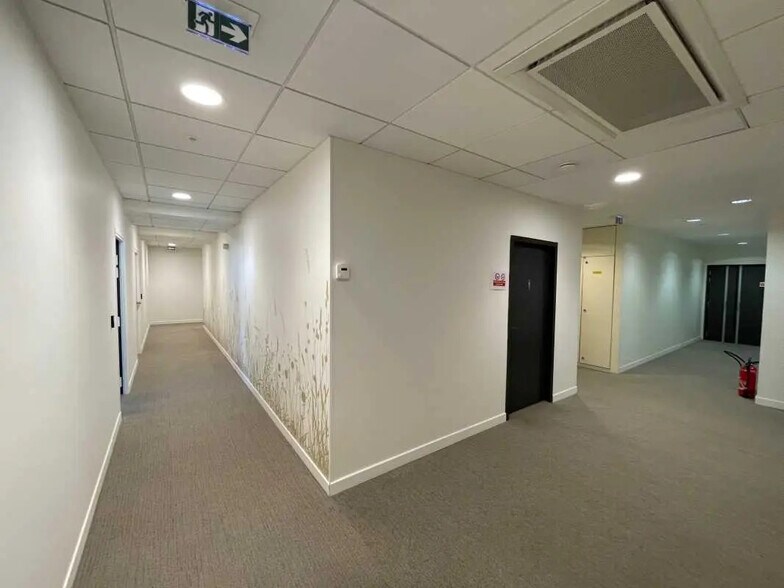 Office in Margny-lès-Compiègne for lease - Interior Photo - Image 3 of 9