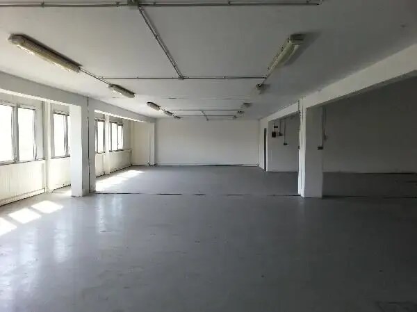 Flex in Paris for lease Interior Photo- Image 1 of 1