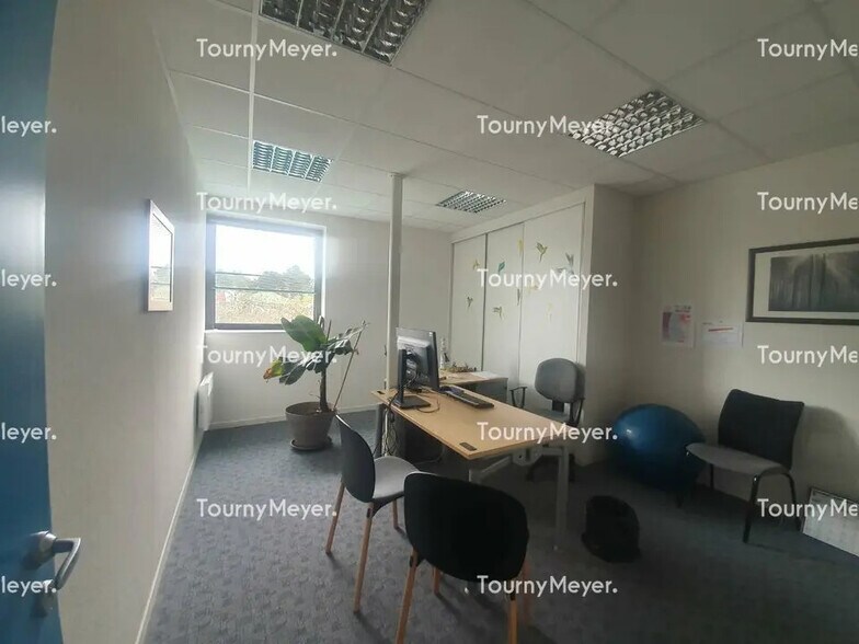 Office in Lorient for lease - Interior Photo - Image 2 of 3