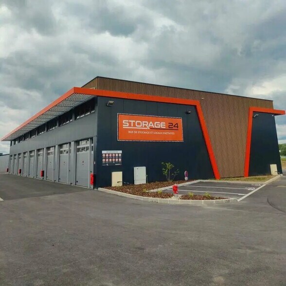 Industrial in Grand-Charmont for lease - Building Photo - Image 1 of 3